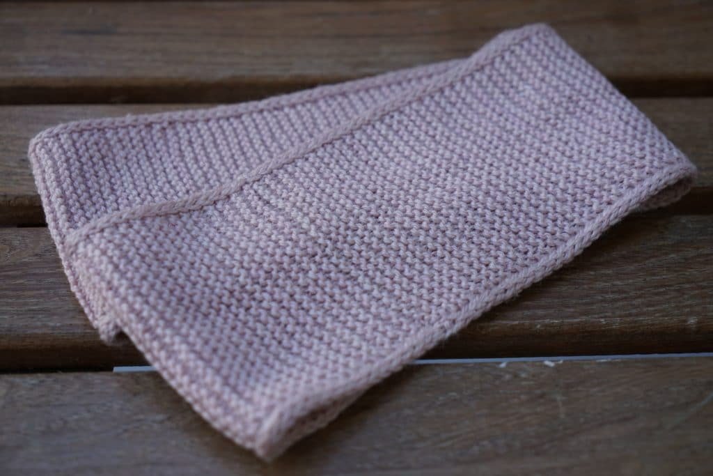 circle scarf in garter pattern with i cord edge