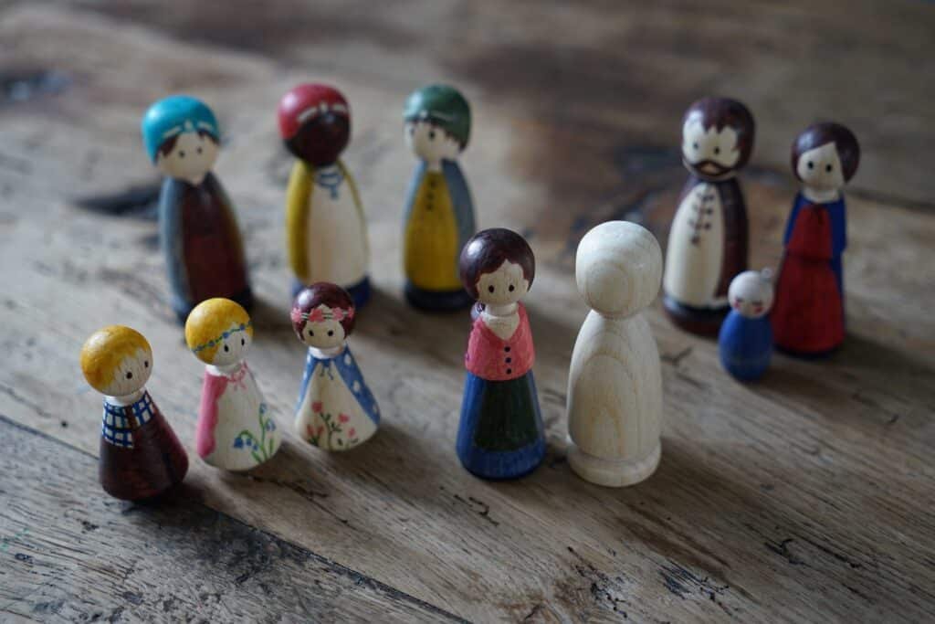 DIY Painted Wooden Peg Dolls - Rosemary And Pines Fiber Arts