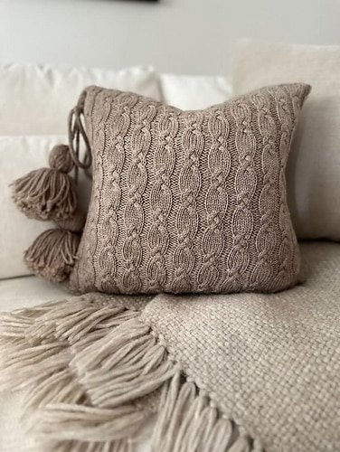 https://www.rosemaryandpinesfiberarts.de/wp-content/uploads/2023/10/Minto-Cushion-by-knitonomy-Magdalena-Parker-II.jpeg